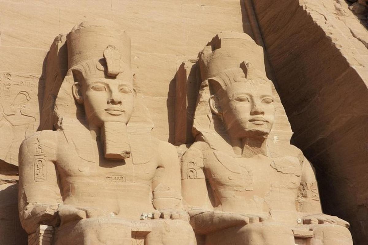 una statua di due uomini in piedi uno accanto all'altro