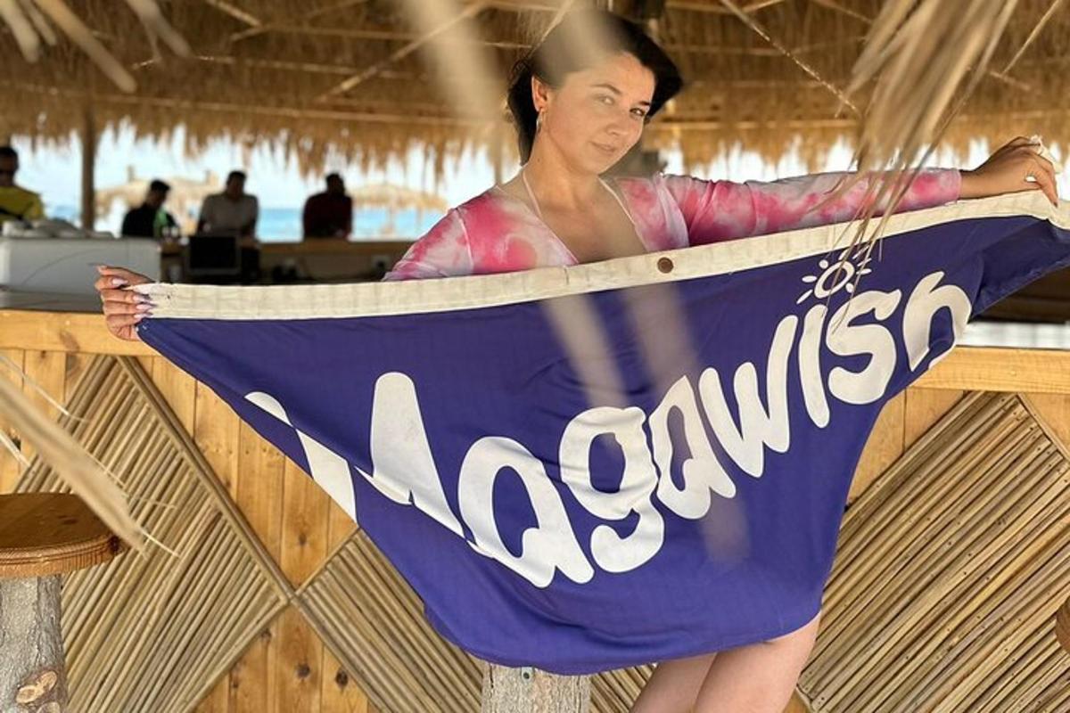 uma mulher está segurando uma bandeira da Coca-Cola