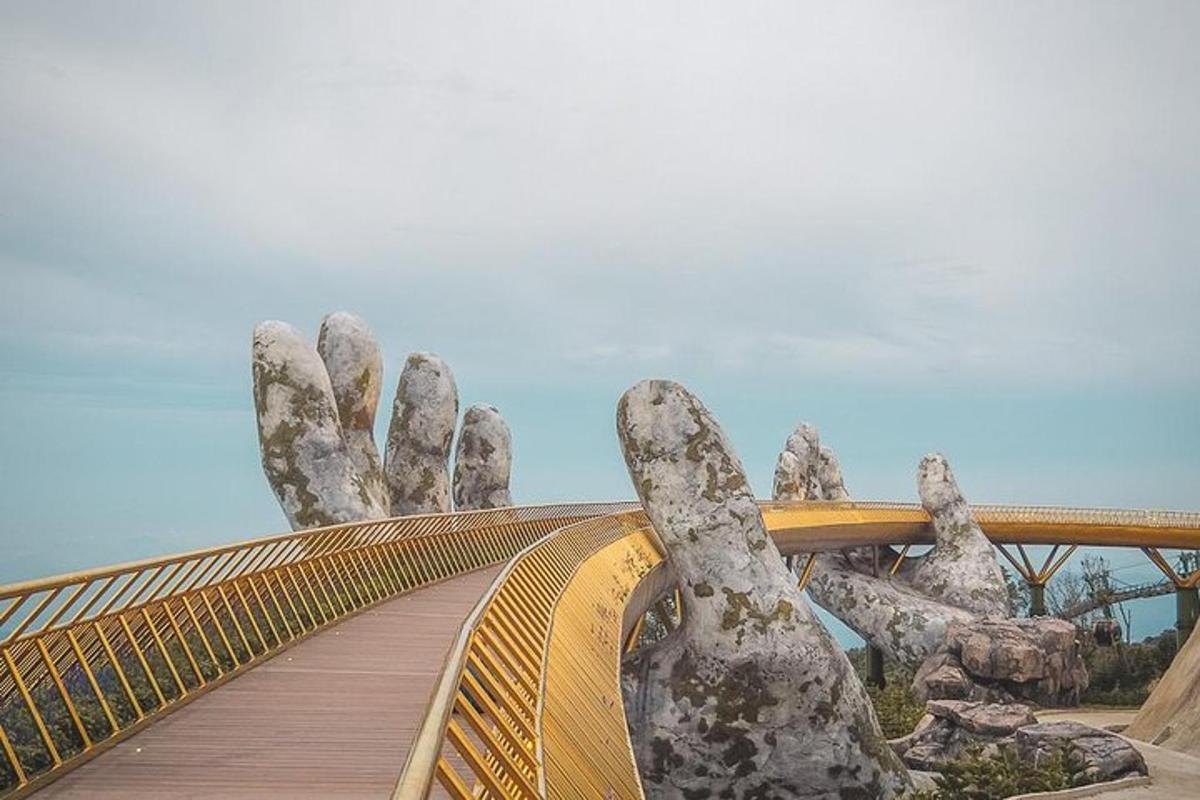 un pont amb una estàtua d'una mà a sobre