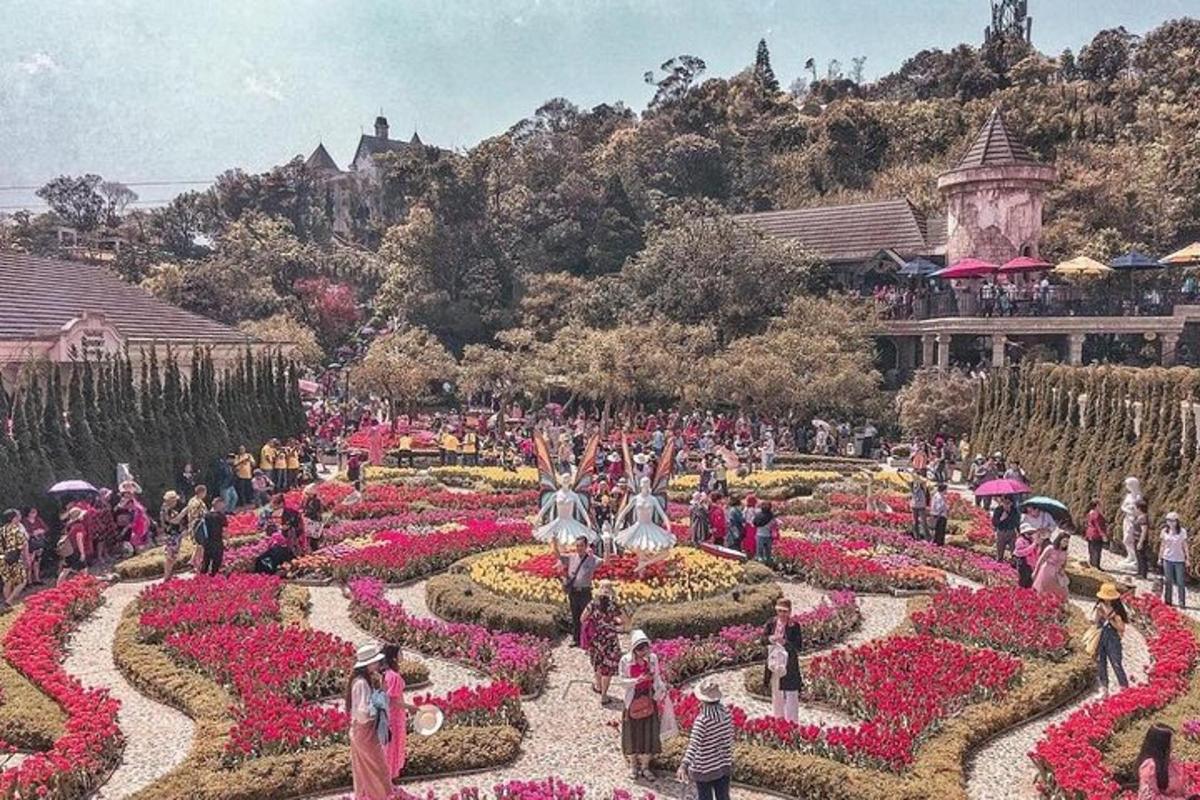 un grup de persones dretes al voltant d'un jardí amb flors