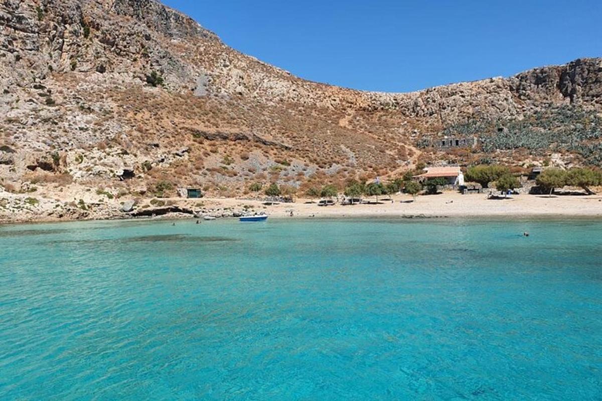 plaža z modro vodo in goro