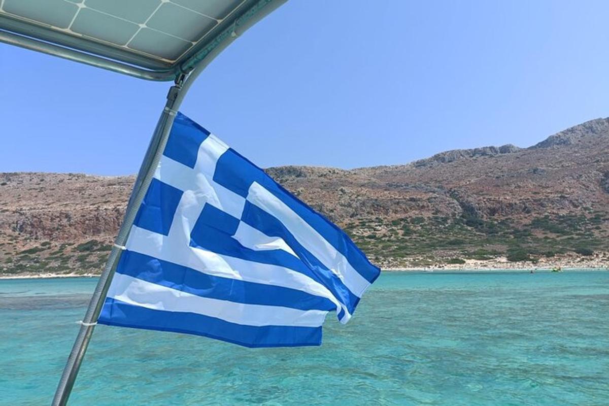 bendera greek di atas bot di dalam air