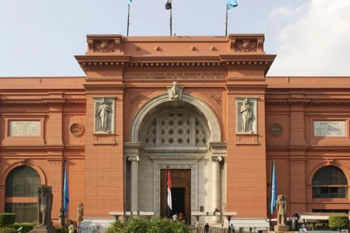 ein großes Backsteingebäude mit Statuen davor