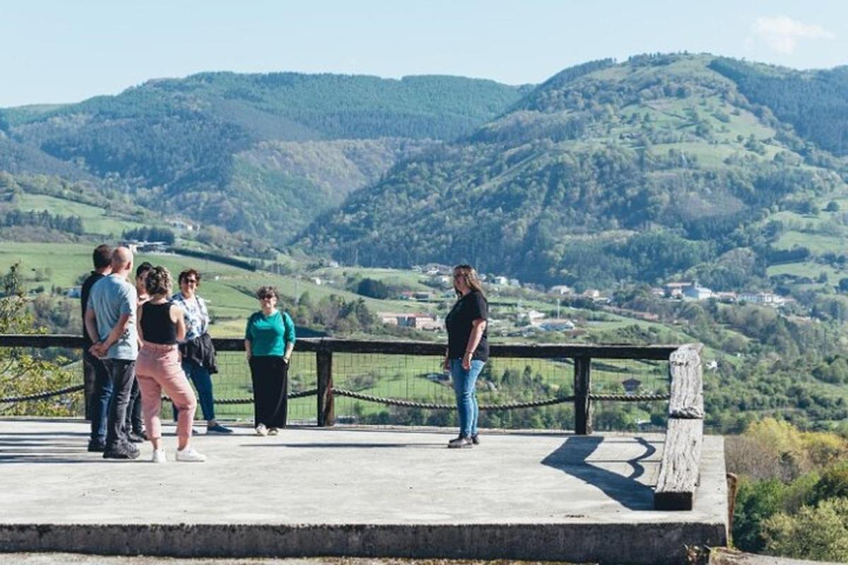 skupina lidí stojící na vrcholu hory