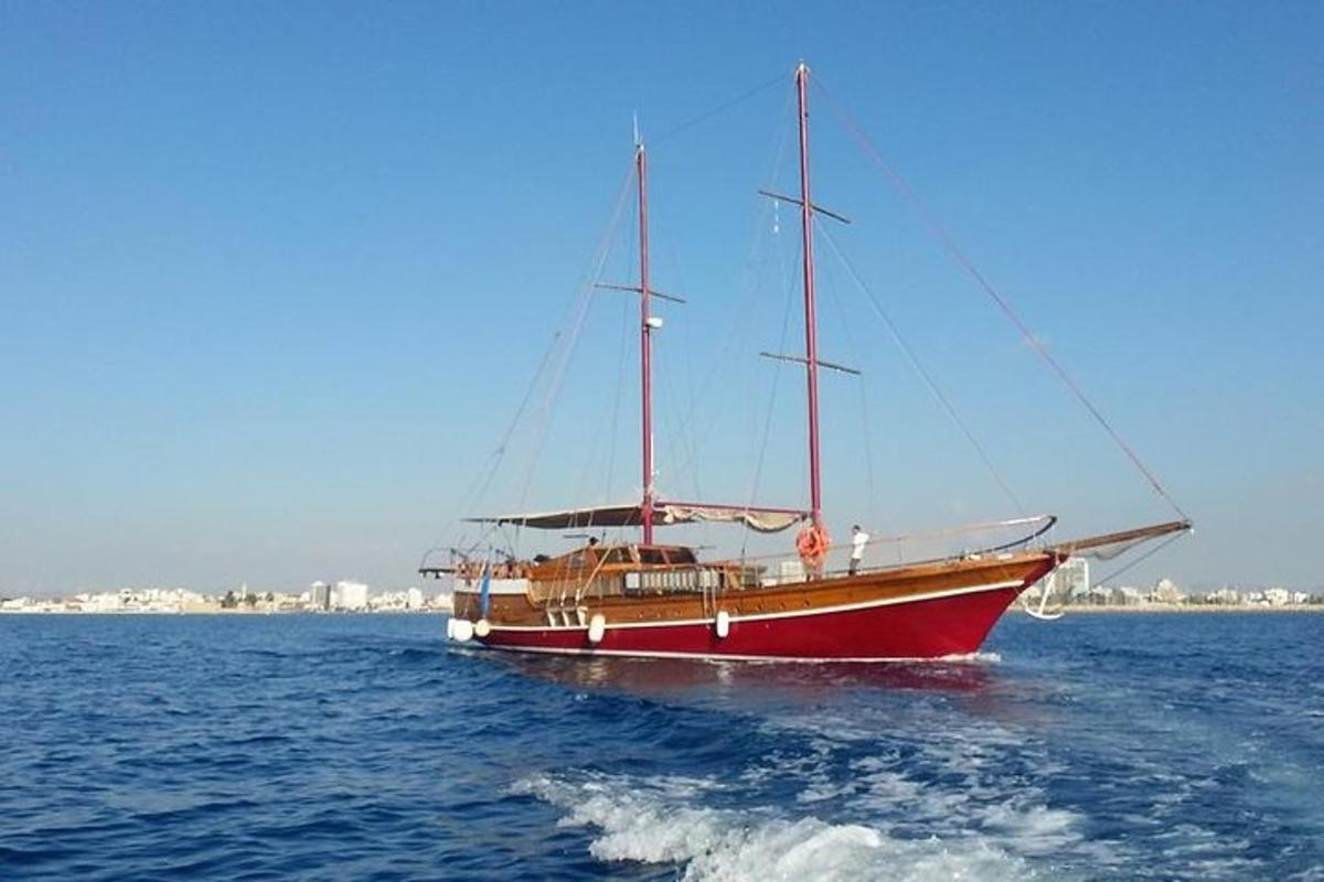 czerwony żaglowiec na oceanie na wodzie