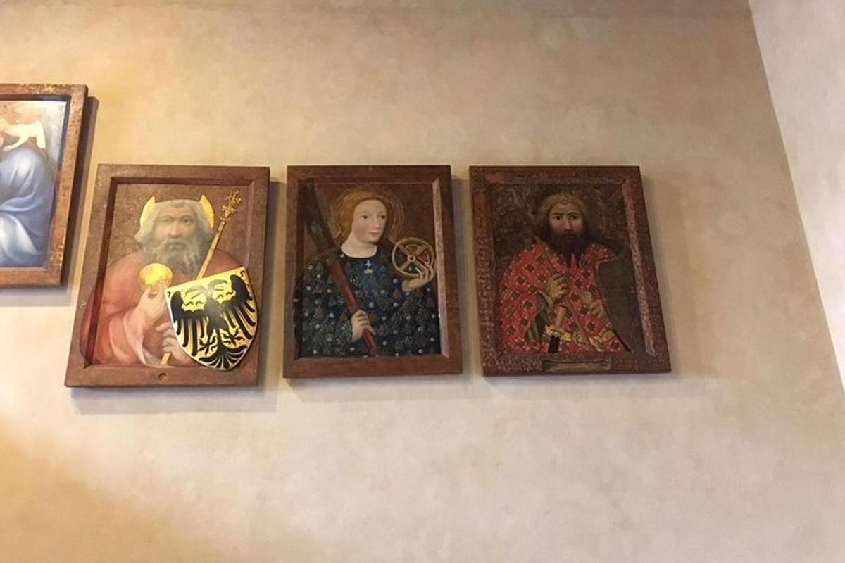 skupina čtyř obrázků lidí na zdi