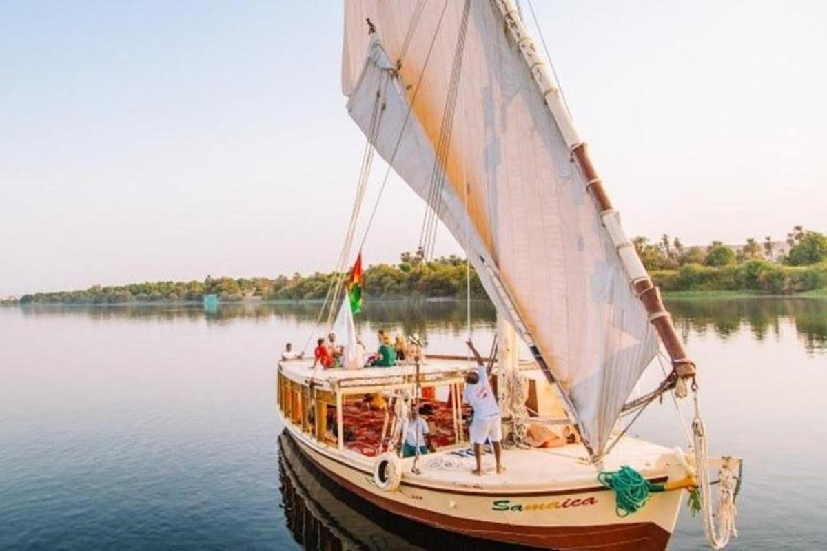 een zeilboot op het water met mensen erop