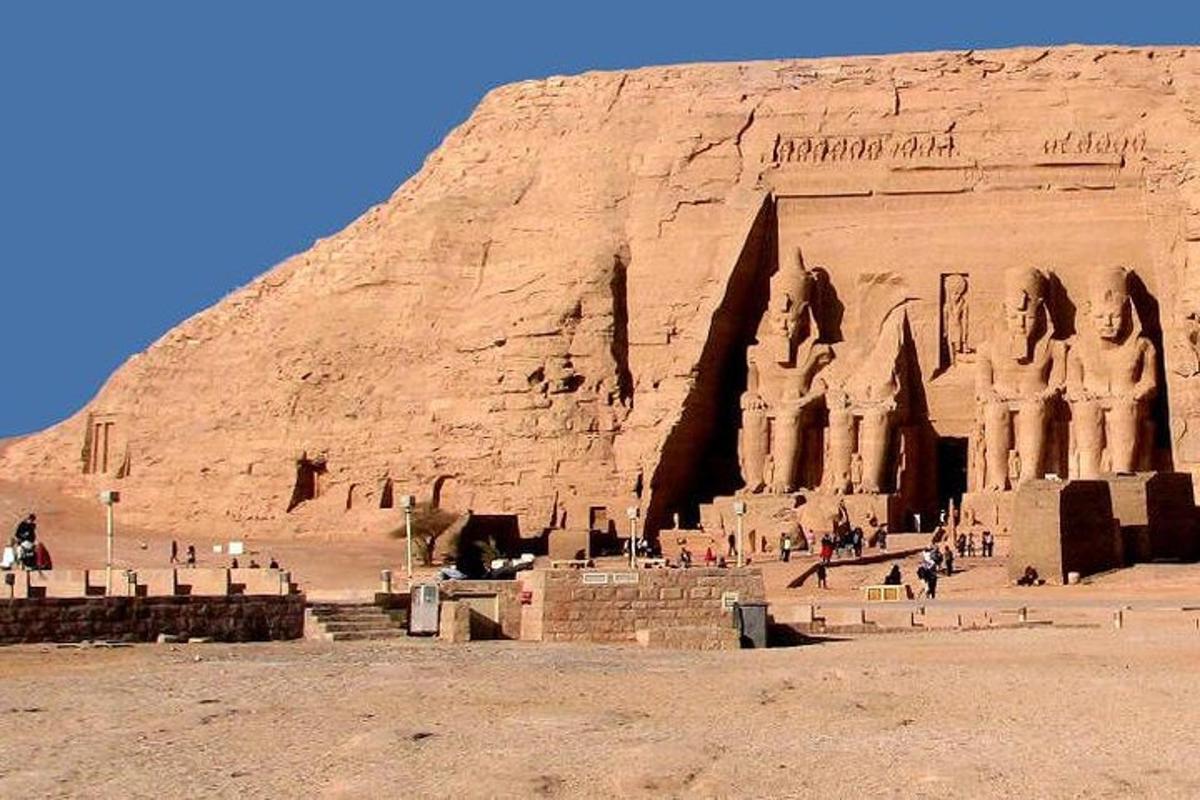 un grande edificio con statue sul lato di una scogliera