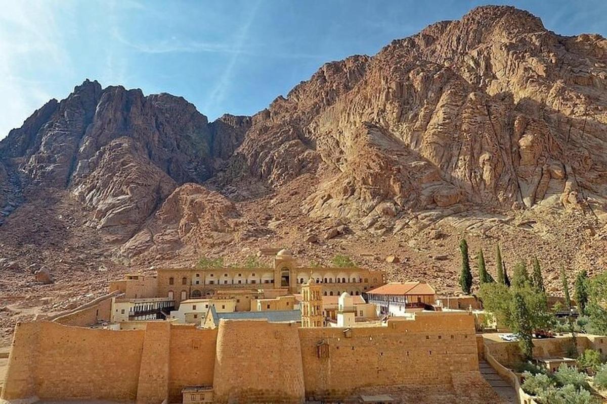 un villaggio in mezzo a una montagna