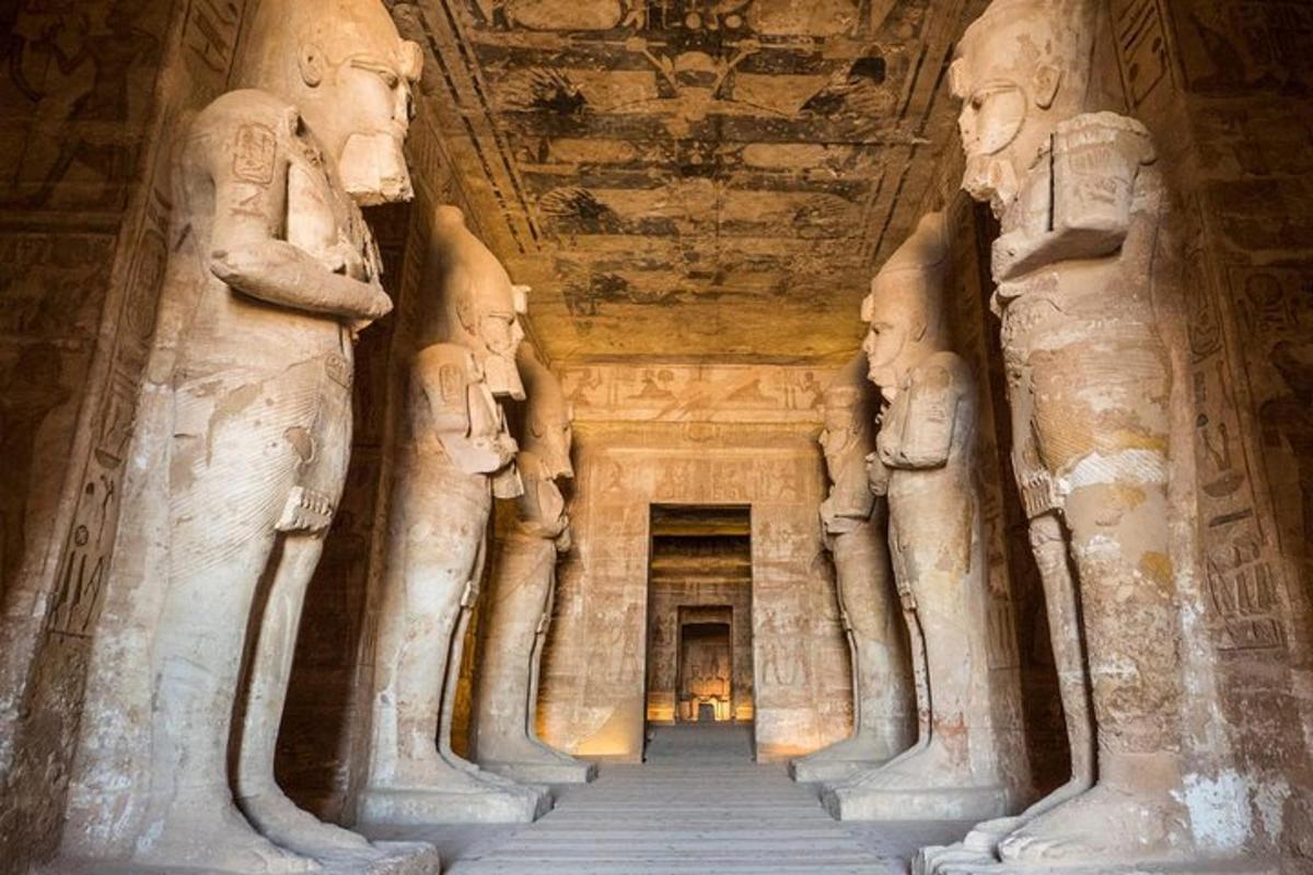 uma grande sala com estátuas de arcos em um edifício