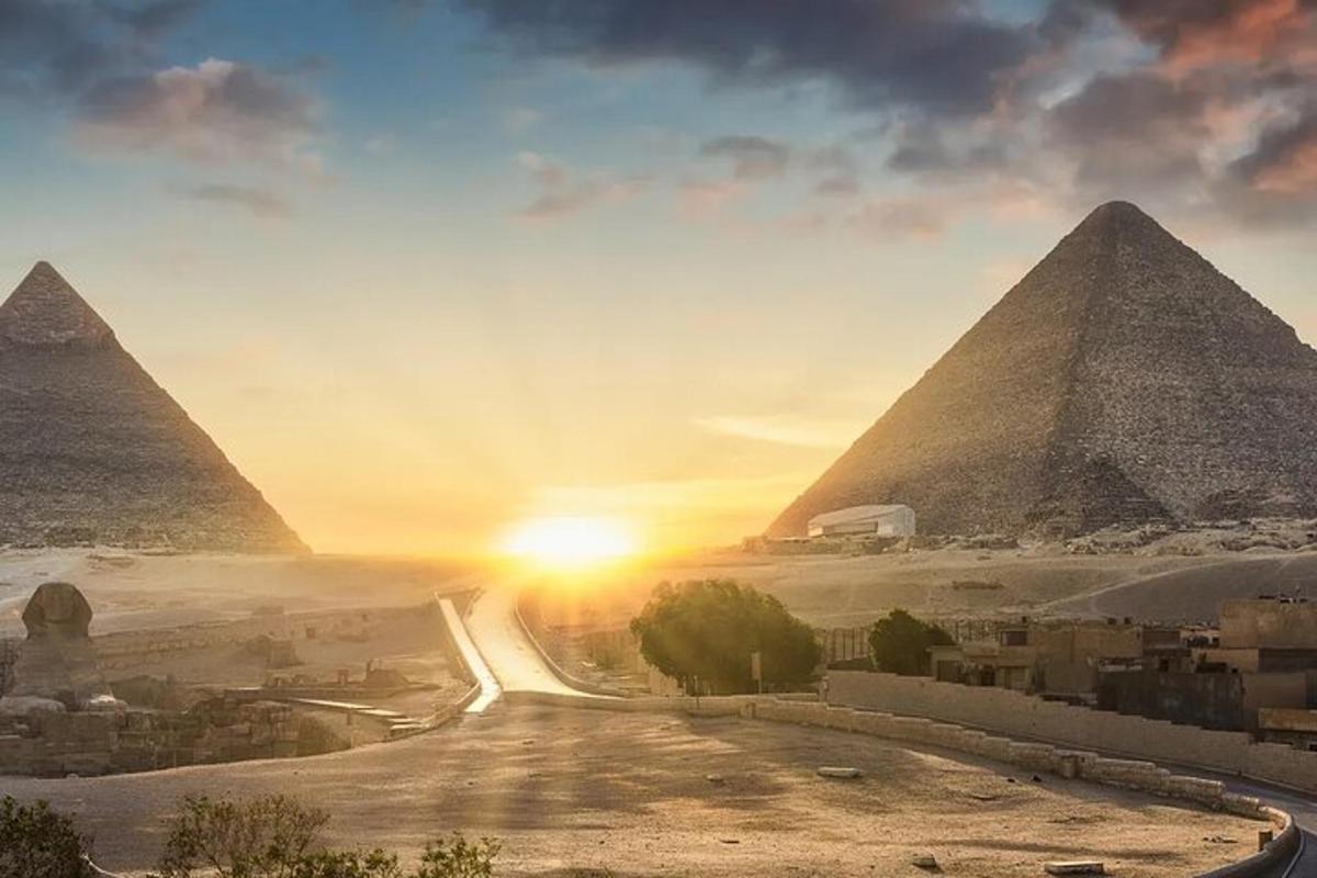 o vedere a piramidelor din Giza la apus