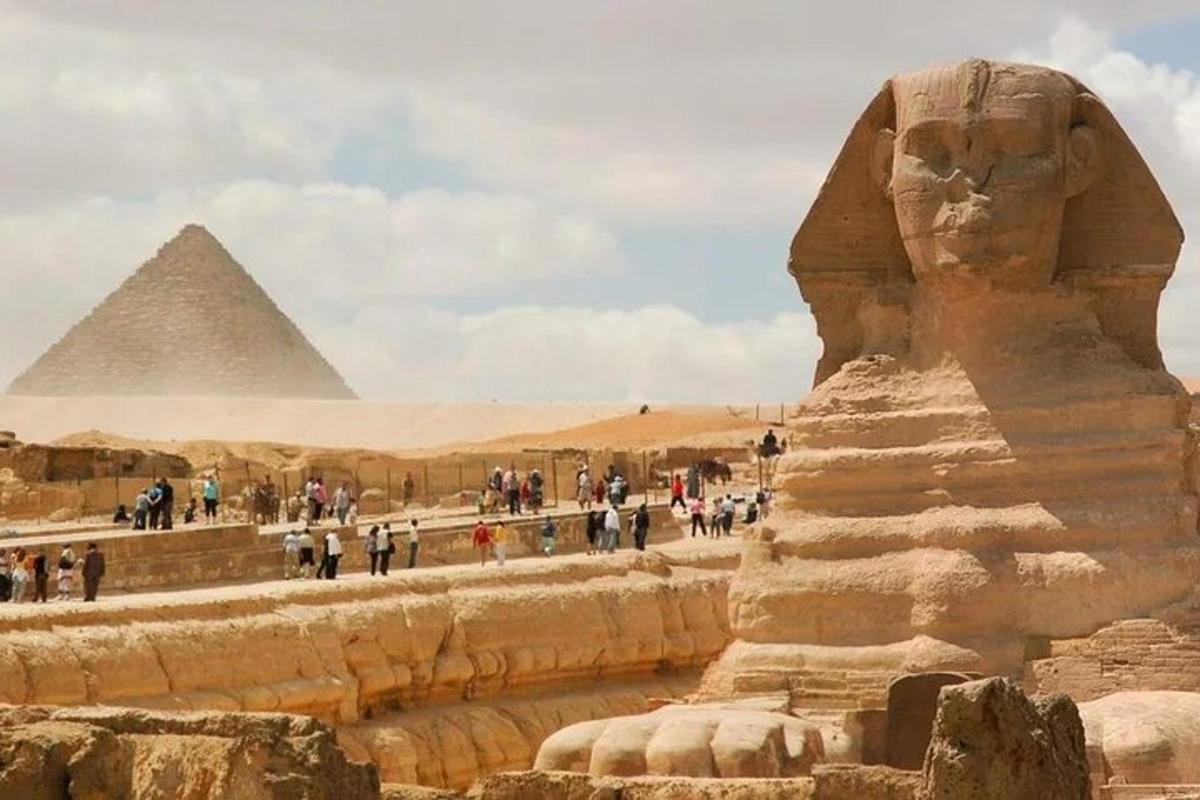 skupina lidí procházejících se kolem pyramid
