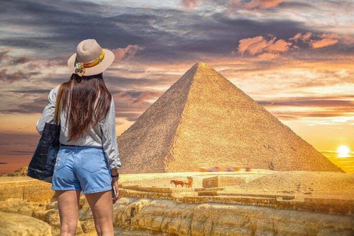 žena stojící před pyramidou