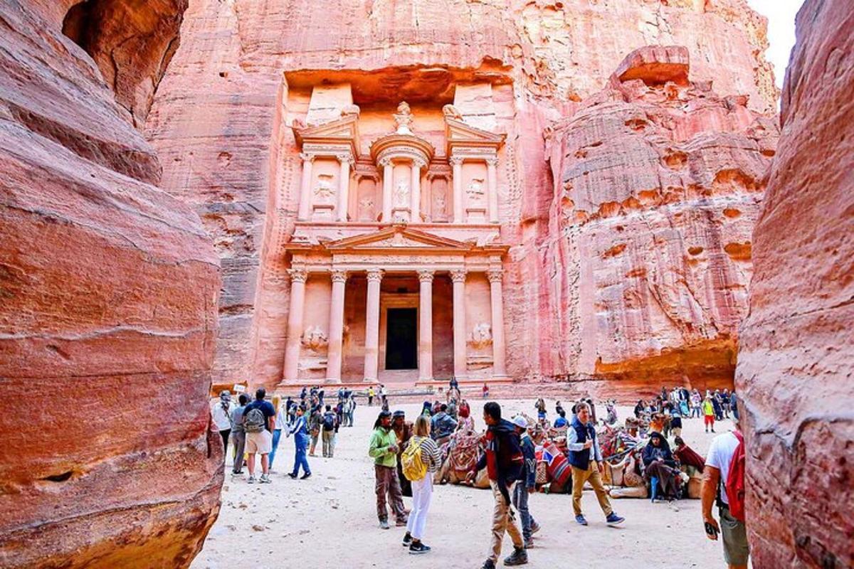 مجموعة من الأشخاص يقفون أمام مبنى