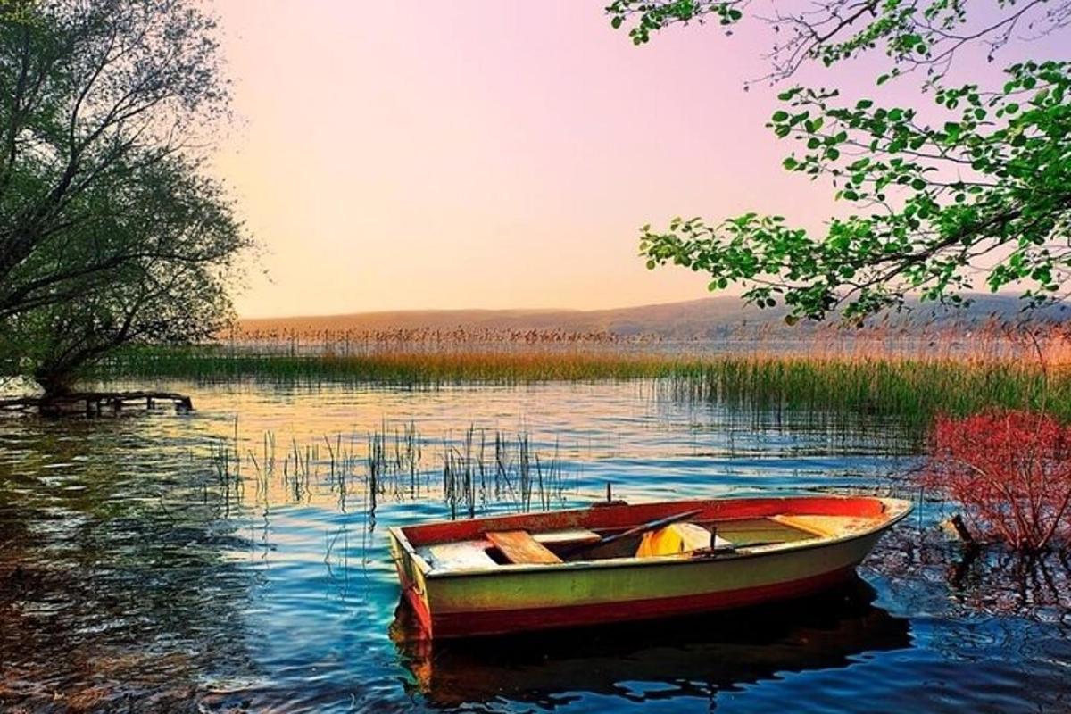 een boot die in het water op een meer ligt
