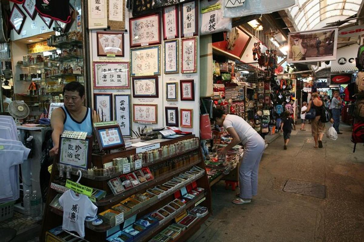una donna in piedi in un negozio in un mercato
