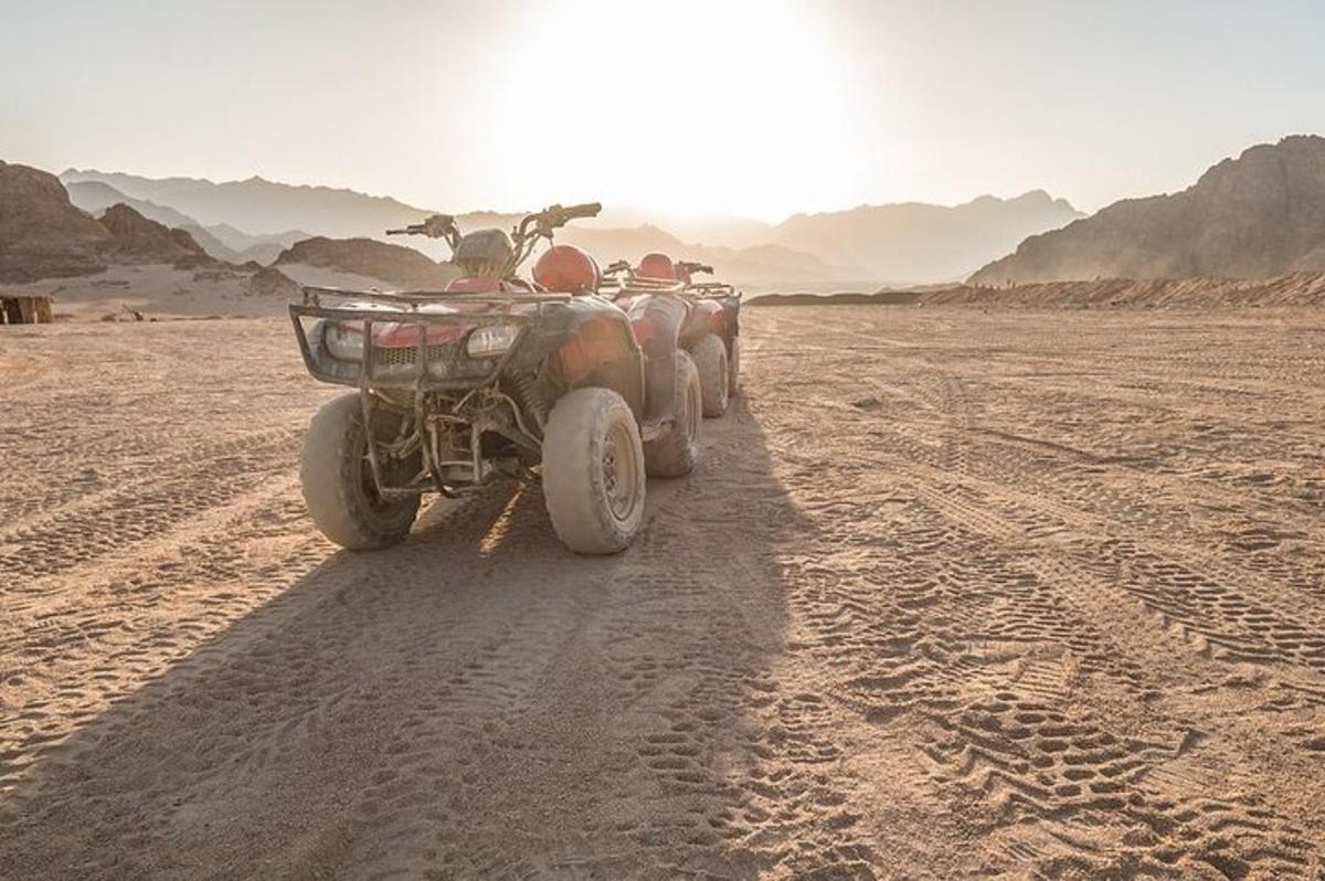 un quad parcheggiato nel deserto