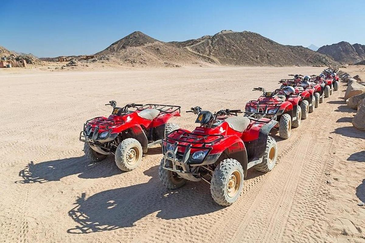una fila di quad parcheggiati nel deserto