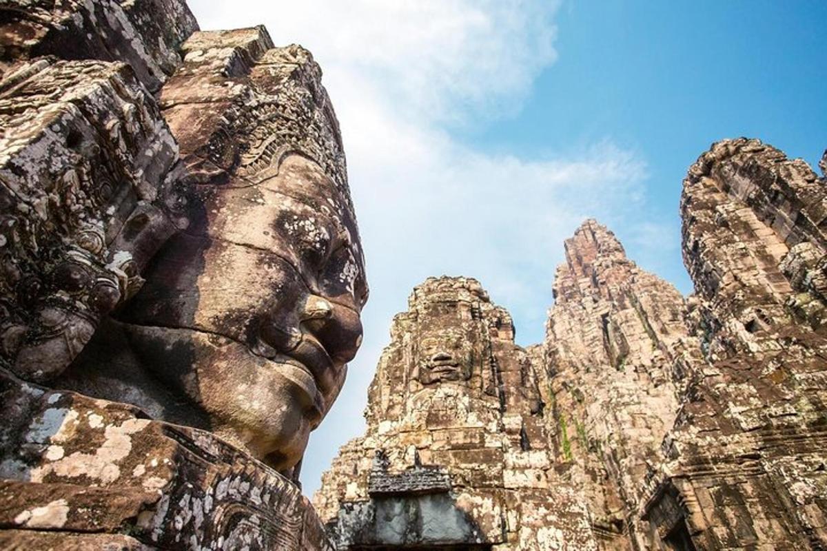Akmens ēkas tuvplāns ar statuju