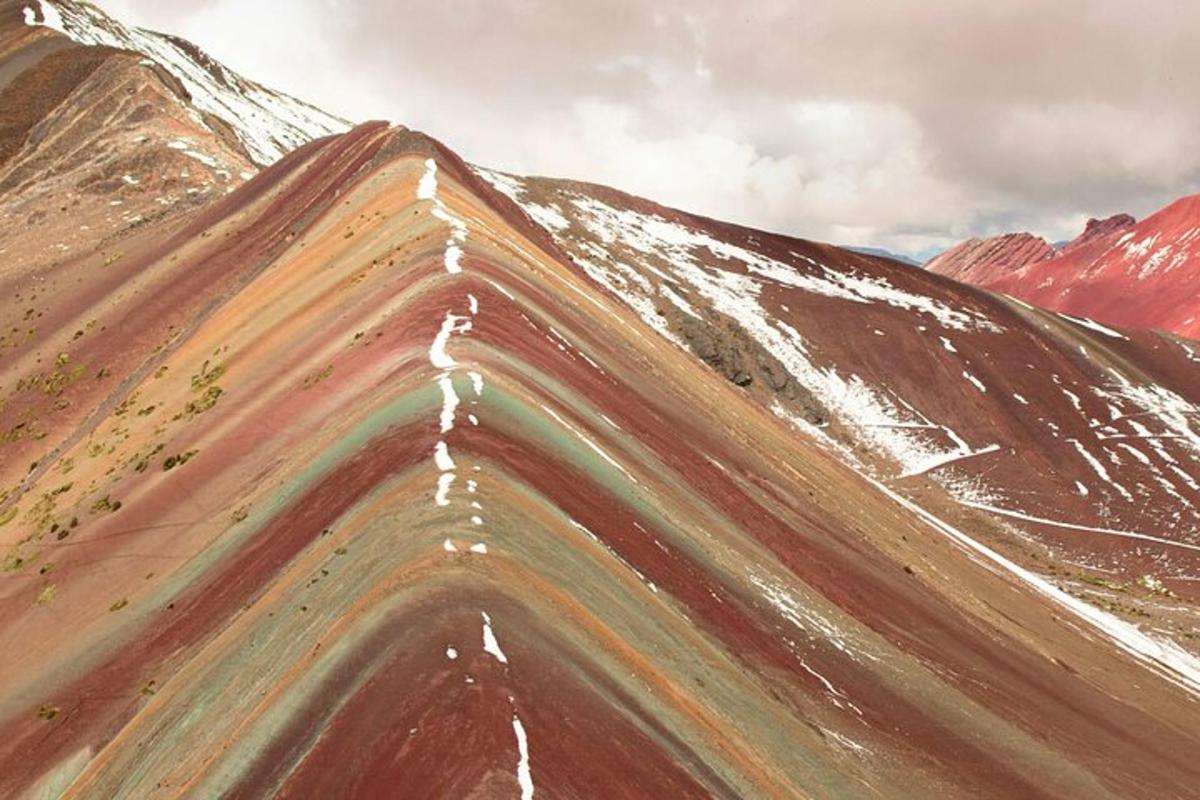una vista aerea di una montagna coperta di neve