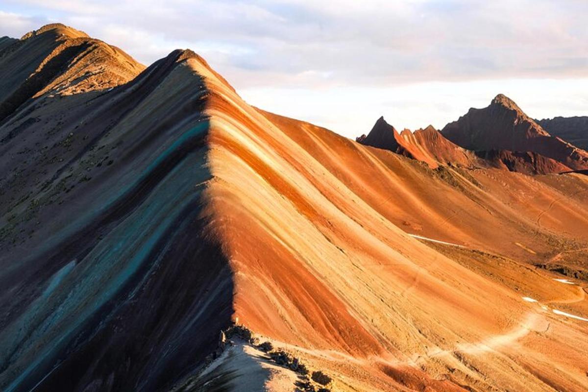 una vista di Ayers Rock dalla cima di una montagna