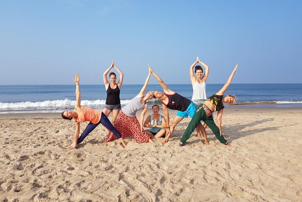 un gruppo di persone che fanno yoga sulla spiaggia
