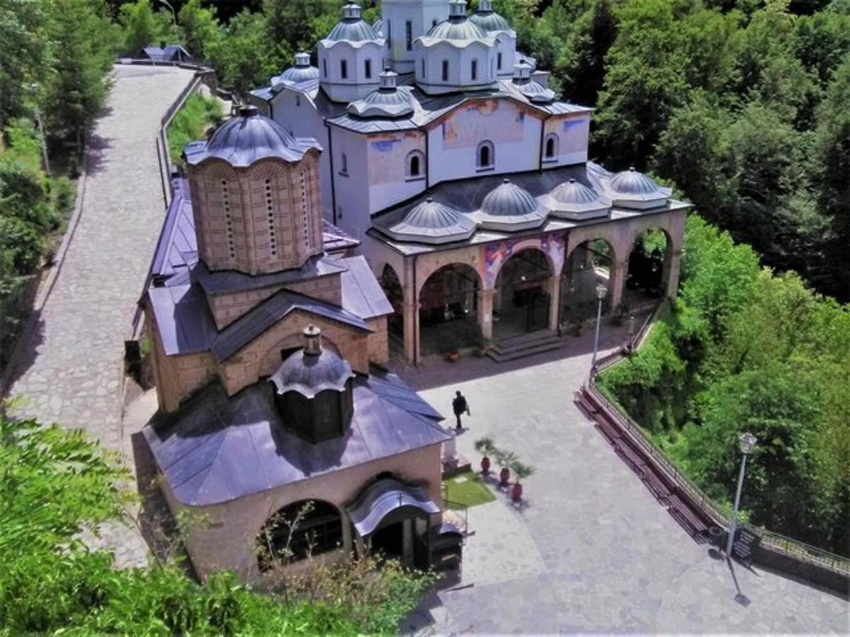 Letecký pohled na velkou budovu s věží