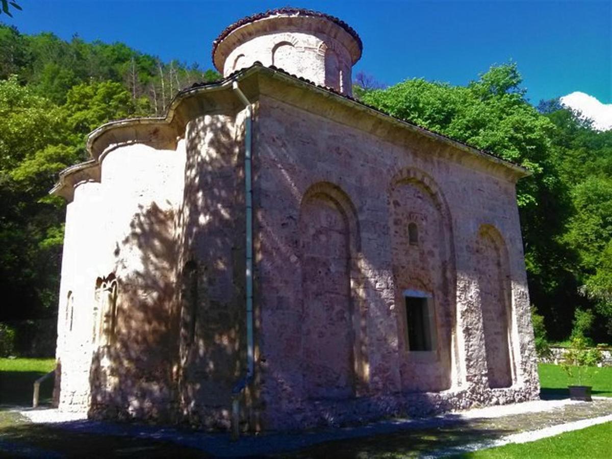stará cihlová budova s věží na vrcholu