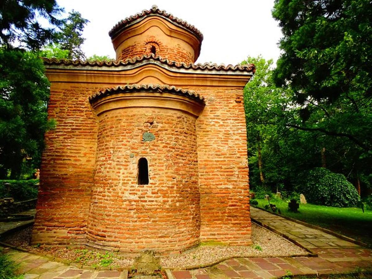 una torre di mattoni con una finestra in un parco