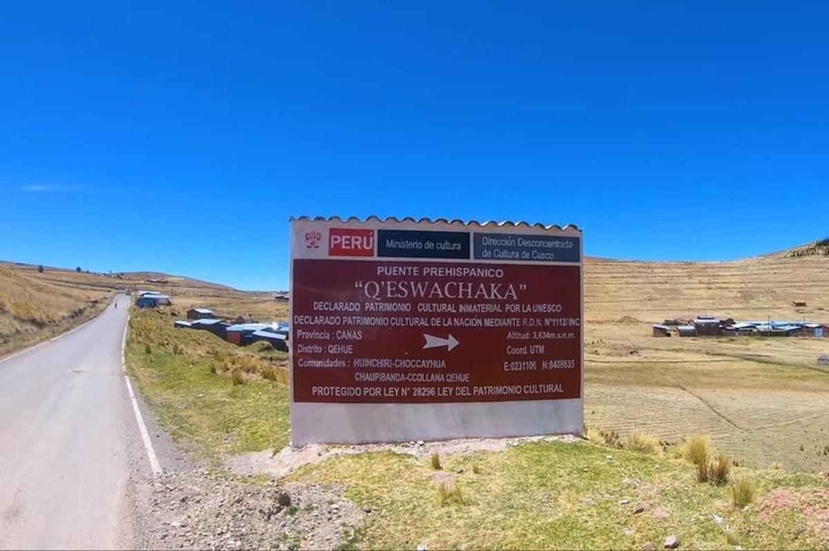 un indicator pe marginea drumului