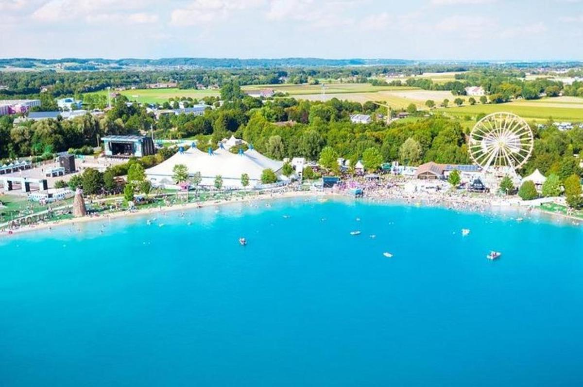 Zračni pogled na jezero s panoramskim kolesom