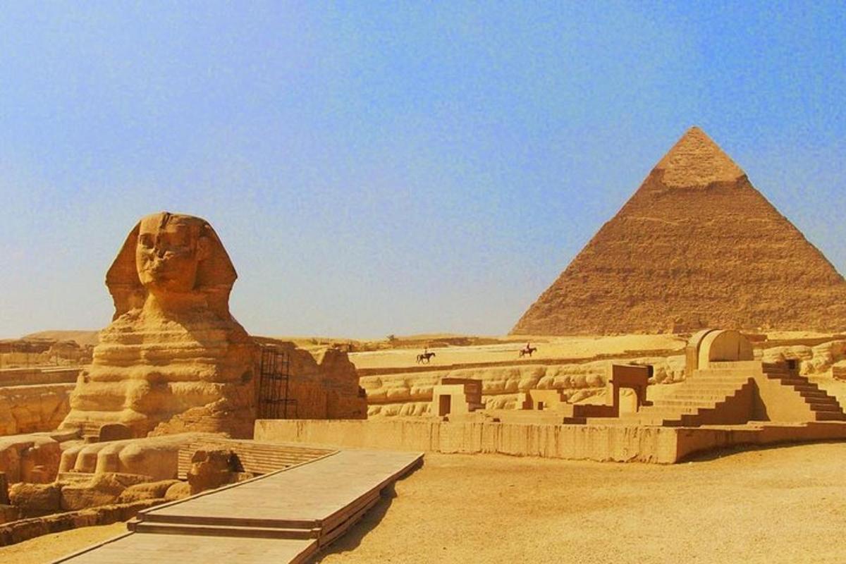 pohled na pyramidy v Gíze a Sfingu