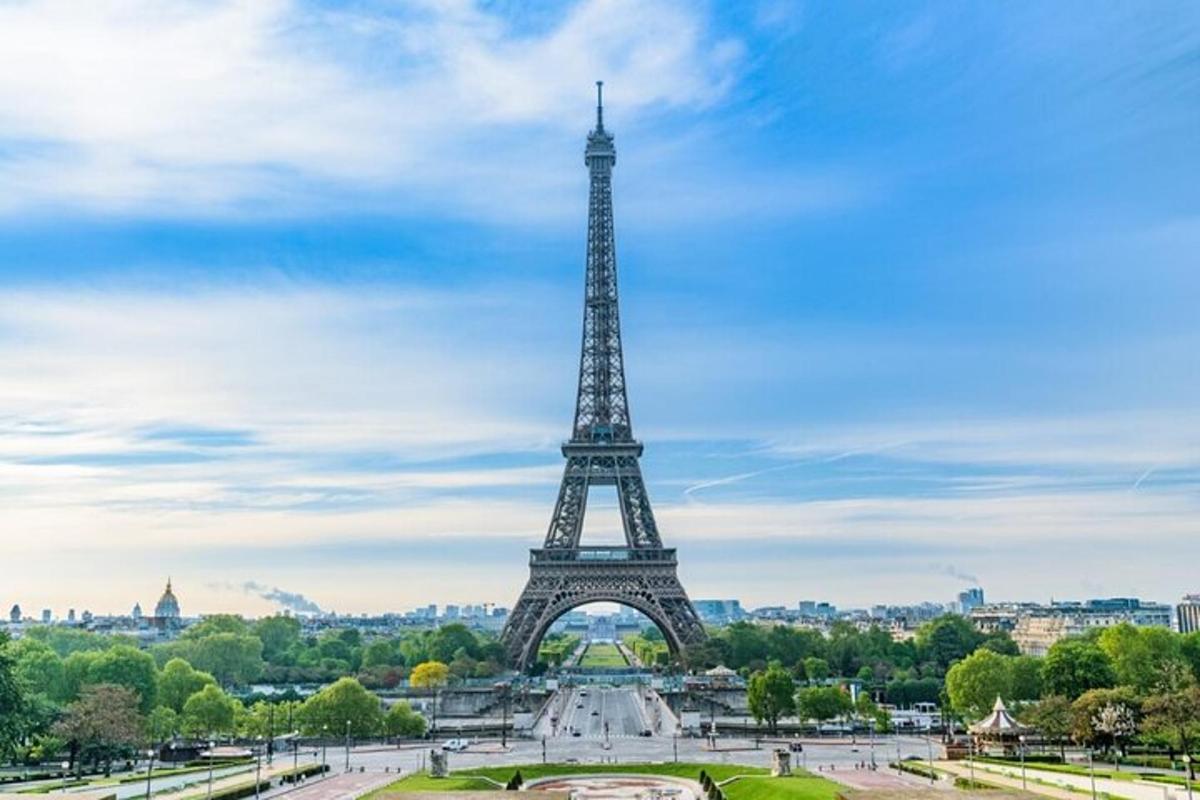 kilátás az Eiffel-toronyra Párizsban