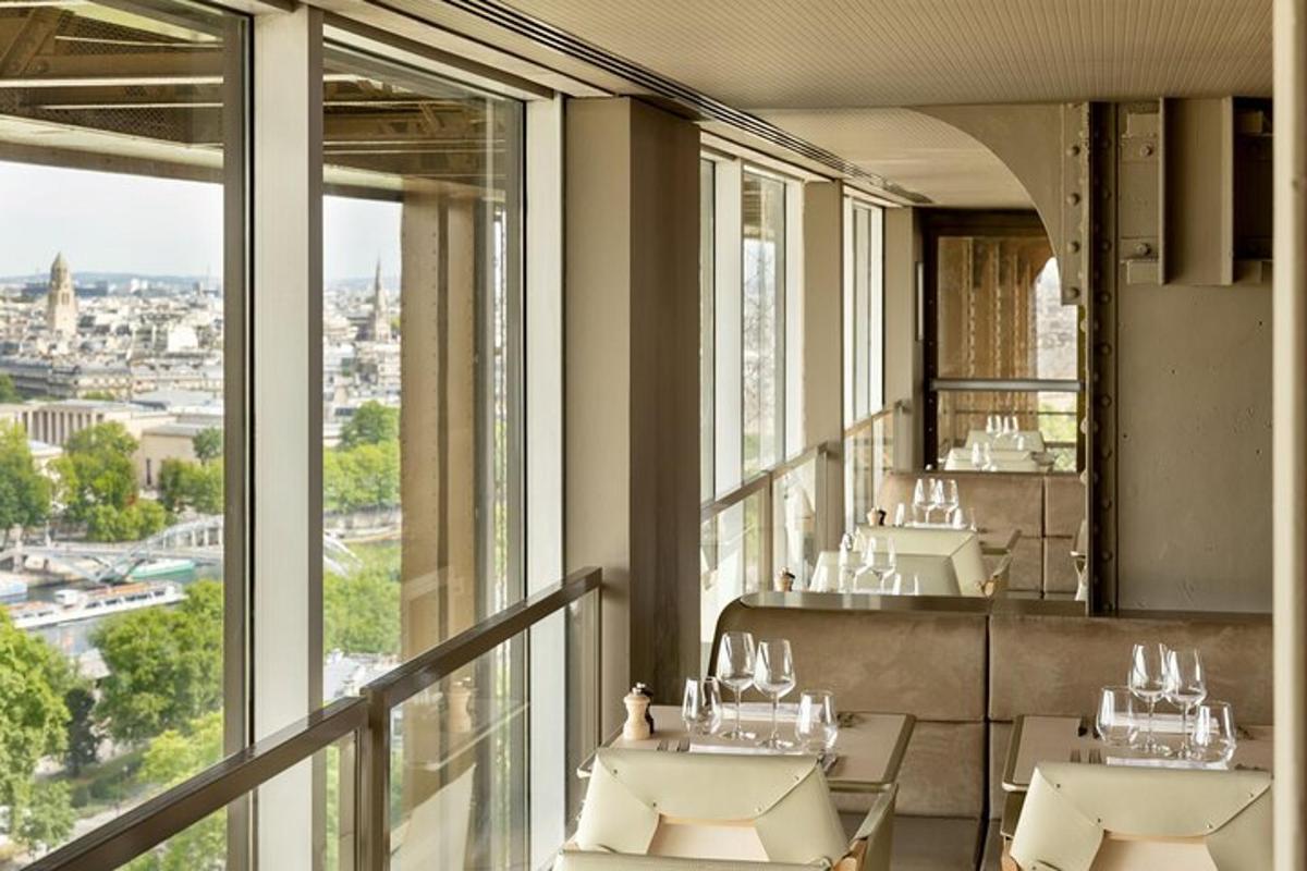 Un restaurante con mesas y vistas a la ciudad.