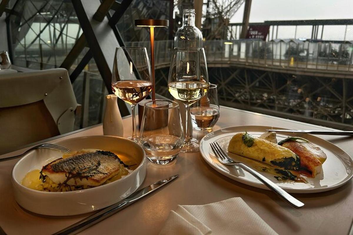 un tavolo con due piatti di cibo e bicchieri di vino
