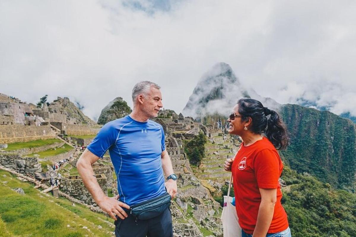 Un hombre y una mujer de pie en la cima de una montaña