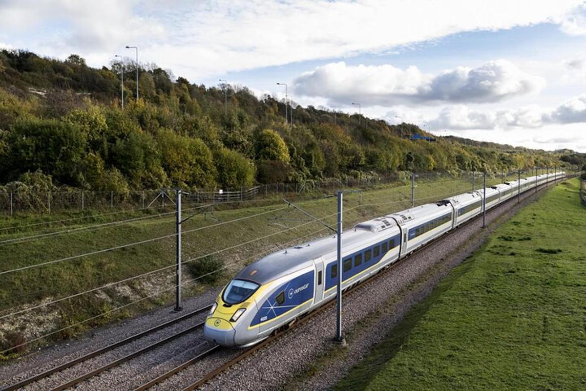 Un tren está viajando por las vías