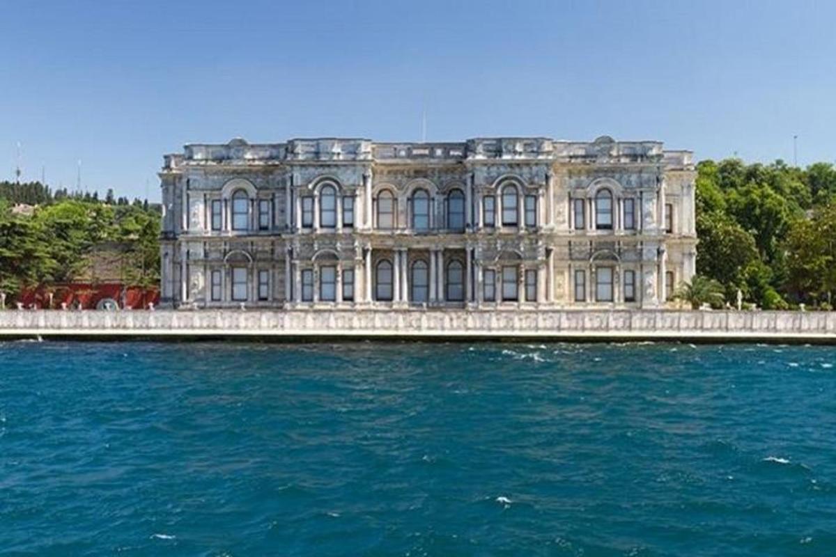 bir su kütlesinin ortasındaki büyük bir bina