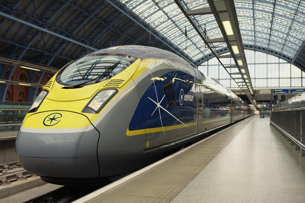 un treno giallo e grigio in una stazione ferroviaria