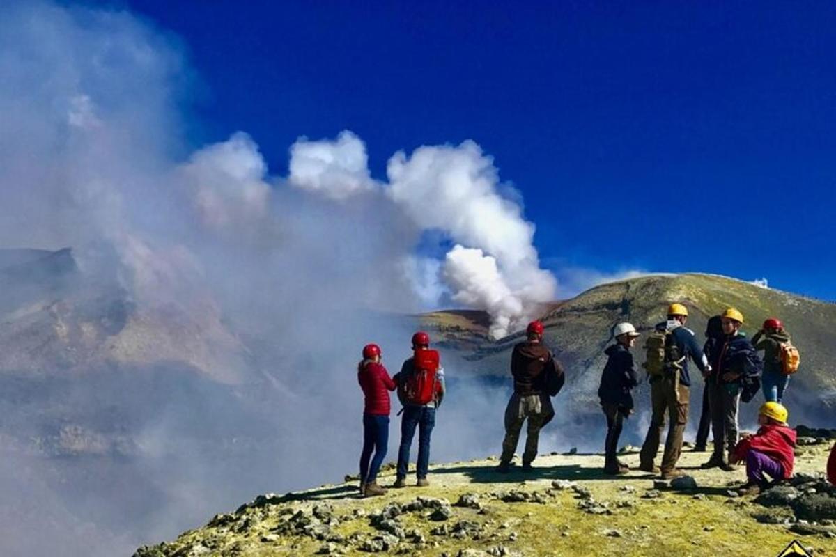 un gruppo di persone in piedi sulla cima di una montagna
