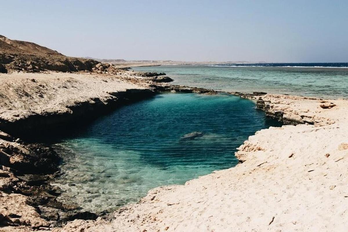 egy víztócsa a strand közepén