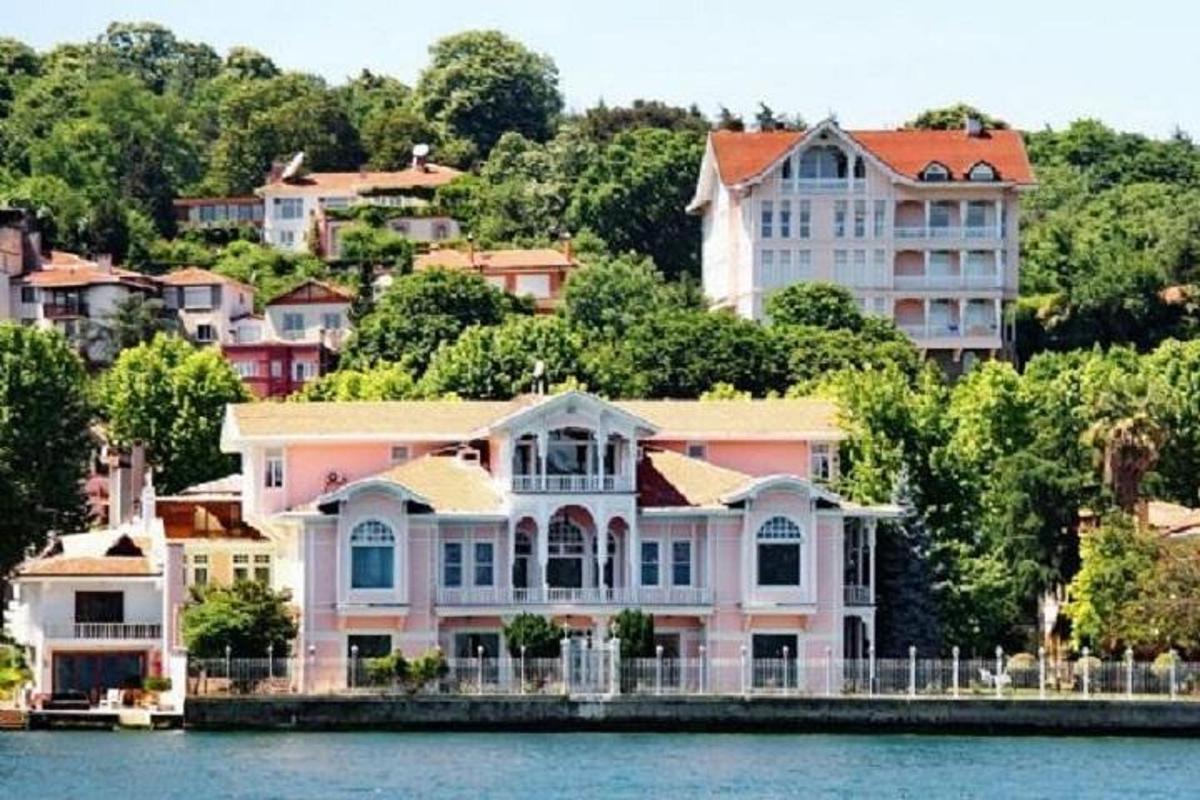 su üzerinde evlerin bulunduğu büyük beyaz bir ev