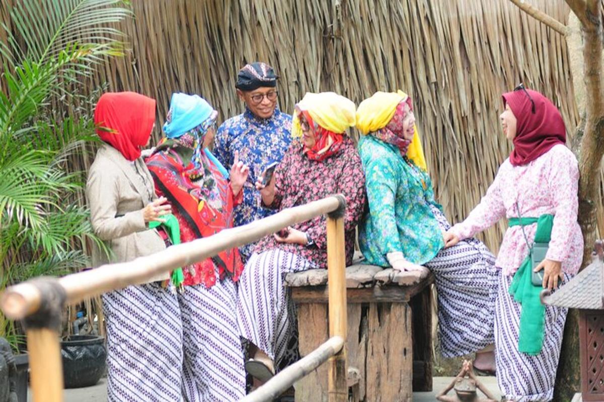 sekelompok orang yang duduk di pagar