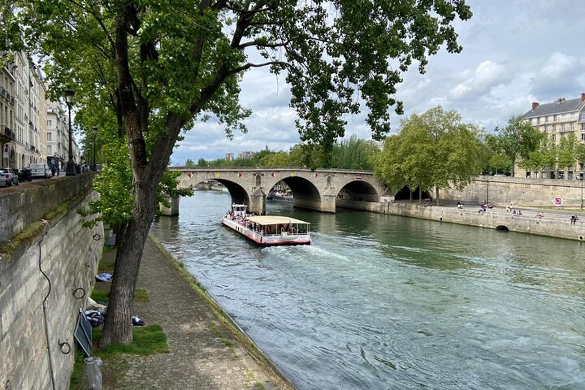 un vaixell que baixa per un riu sota un pont