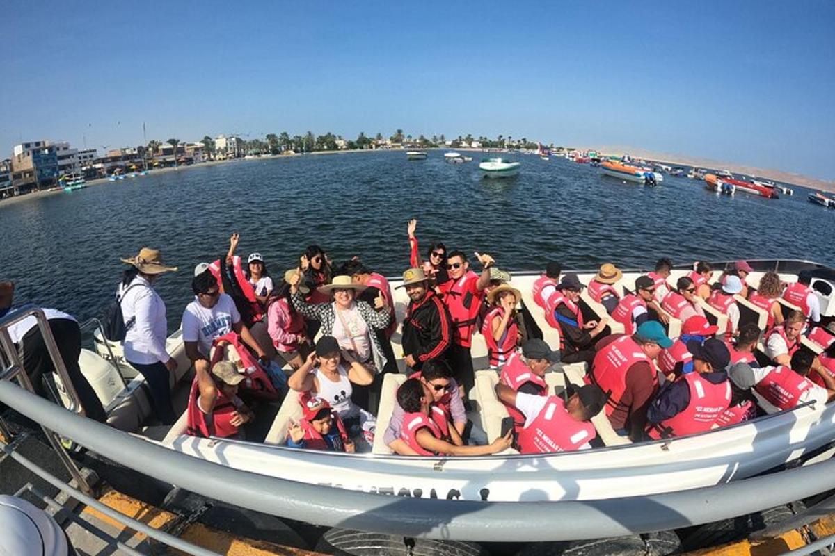um grupo de pessoas em um barco na água