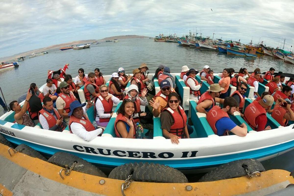 um grupo de pessoas em um barco na água