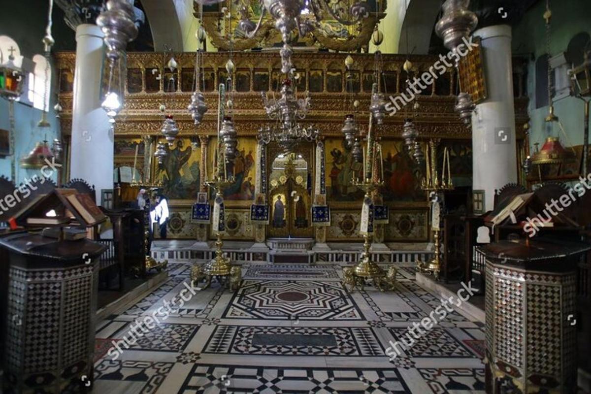 um altar de uma igreja com pinturas nas paredes