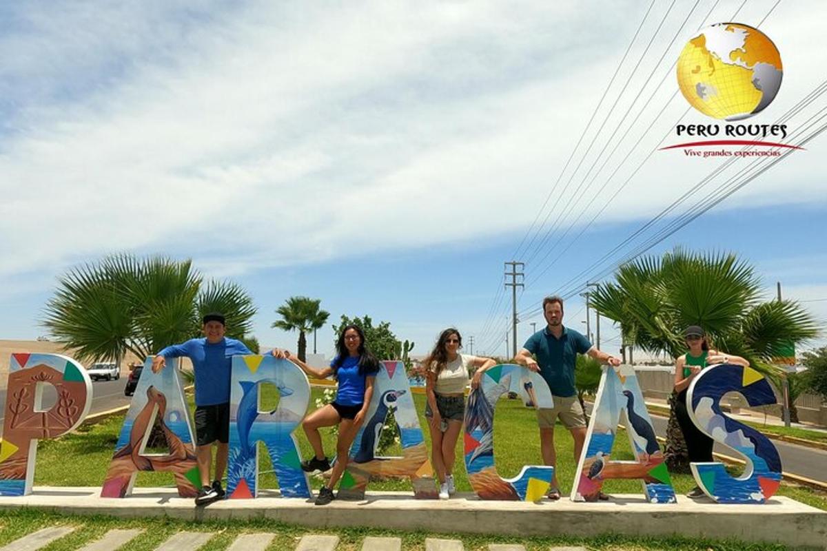um grupo de pessoas em pé em frente a uma placa