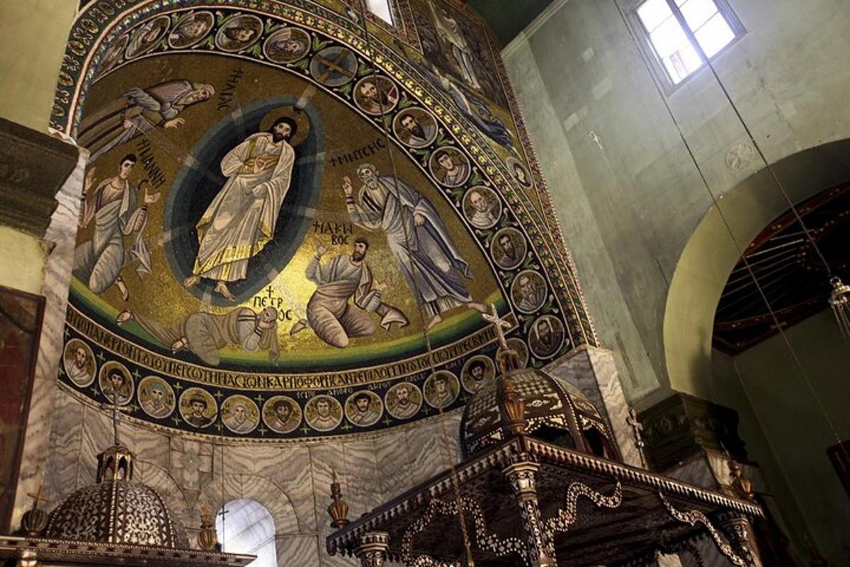 uma sala com uma pintura na parede de uma igreja