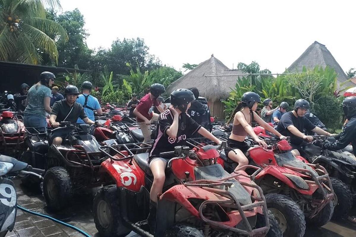 egy csoport ember ATV-ken és motorokon közlekedik